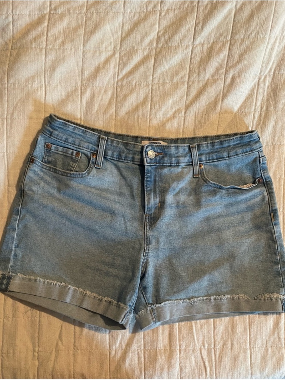 Denizen By Levi’s Light Blue Denim Mid/Rise Women's Shorts Size 14 32